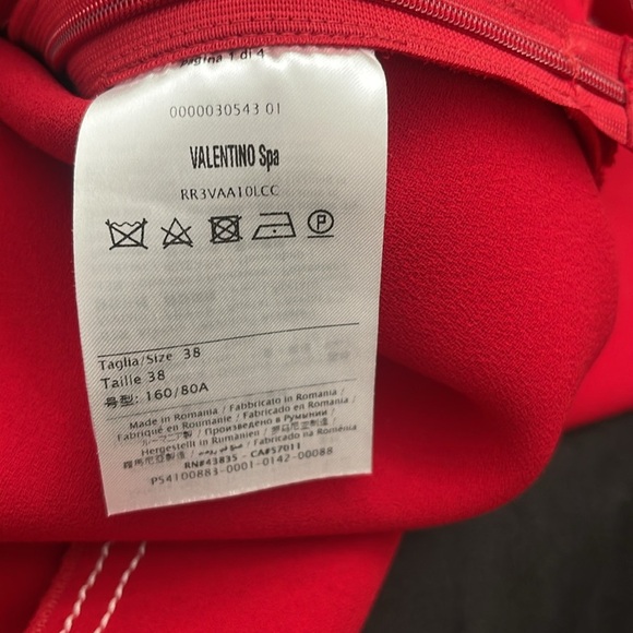 Red Valentino Bow Detail Dress Size 38
Authentic
US Size 8 - Picture 10 of 15